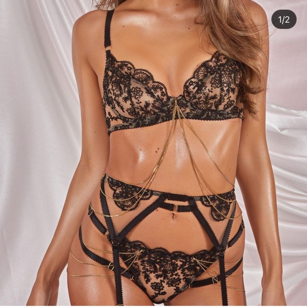 SOLD!! Edge O’ Beyond Set 🖤